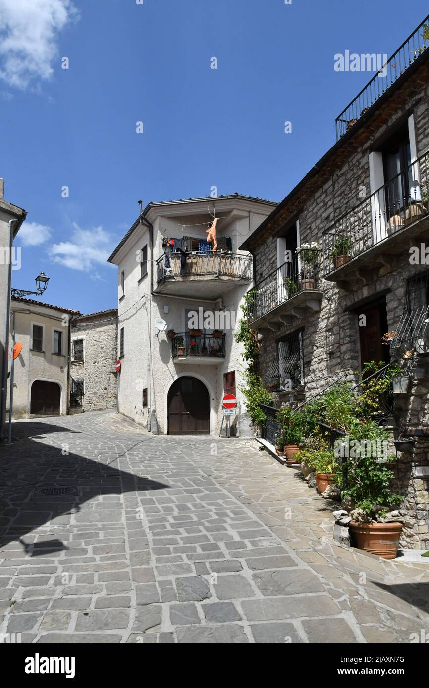 Eine schmale Straße zwischen den alten Häusern von Sasso di Castalda, einem Dorf in den Bergen der Basilikata, Italien. Stockfoto