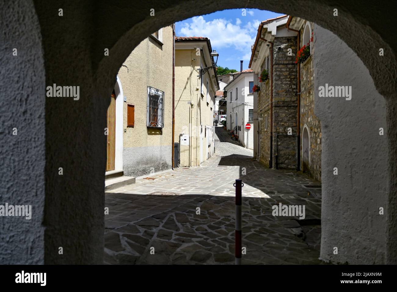 Eine schmale Straße zwischen den alten Häusern von Sasso di Castalda, einem Dorf in den Bergen der Basilikata, Italien. Stockfoto