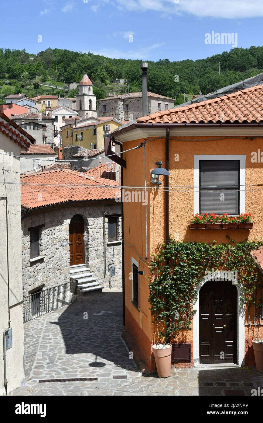 Eine schmale Straße zwischen den alten Häusern von Sasso di Castalda, einem Dorf in den Bergen der Basilikata, Italien. Stockfoto