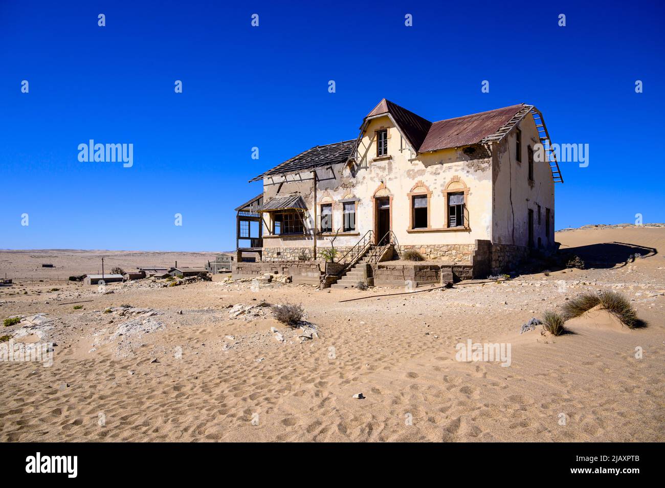 Verlassene Haus gefüllt mit Wüstensand in kolmanskop, namibia Stockfoto