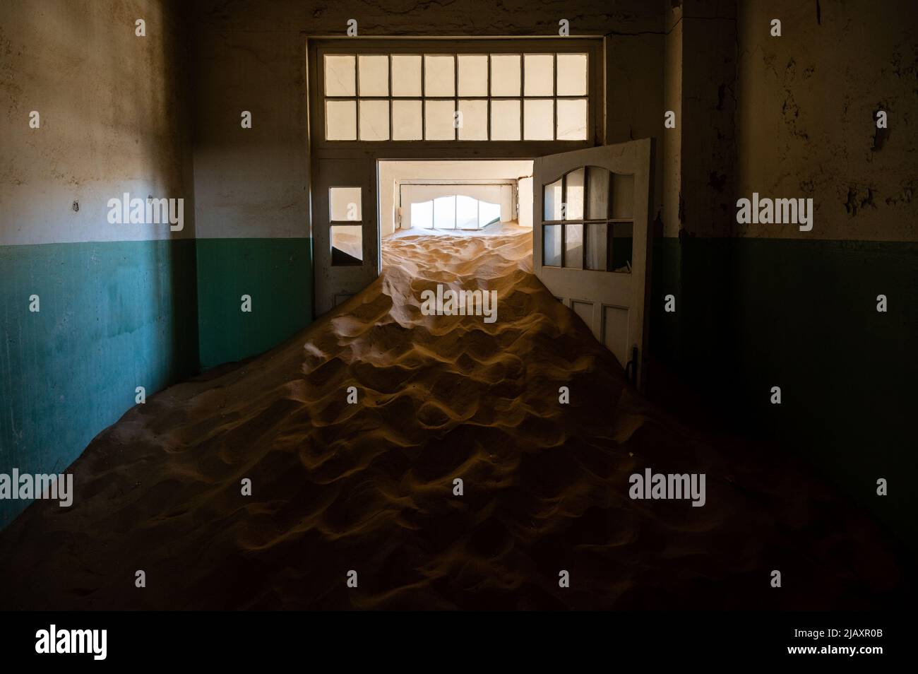 Verlassene Haus gefüllt mit Wüstensand in kolmanskop, namibia Stockfoto