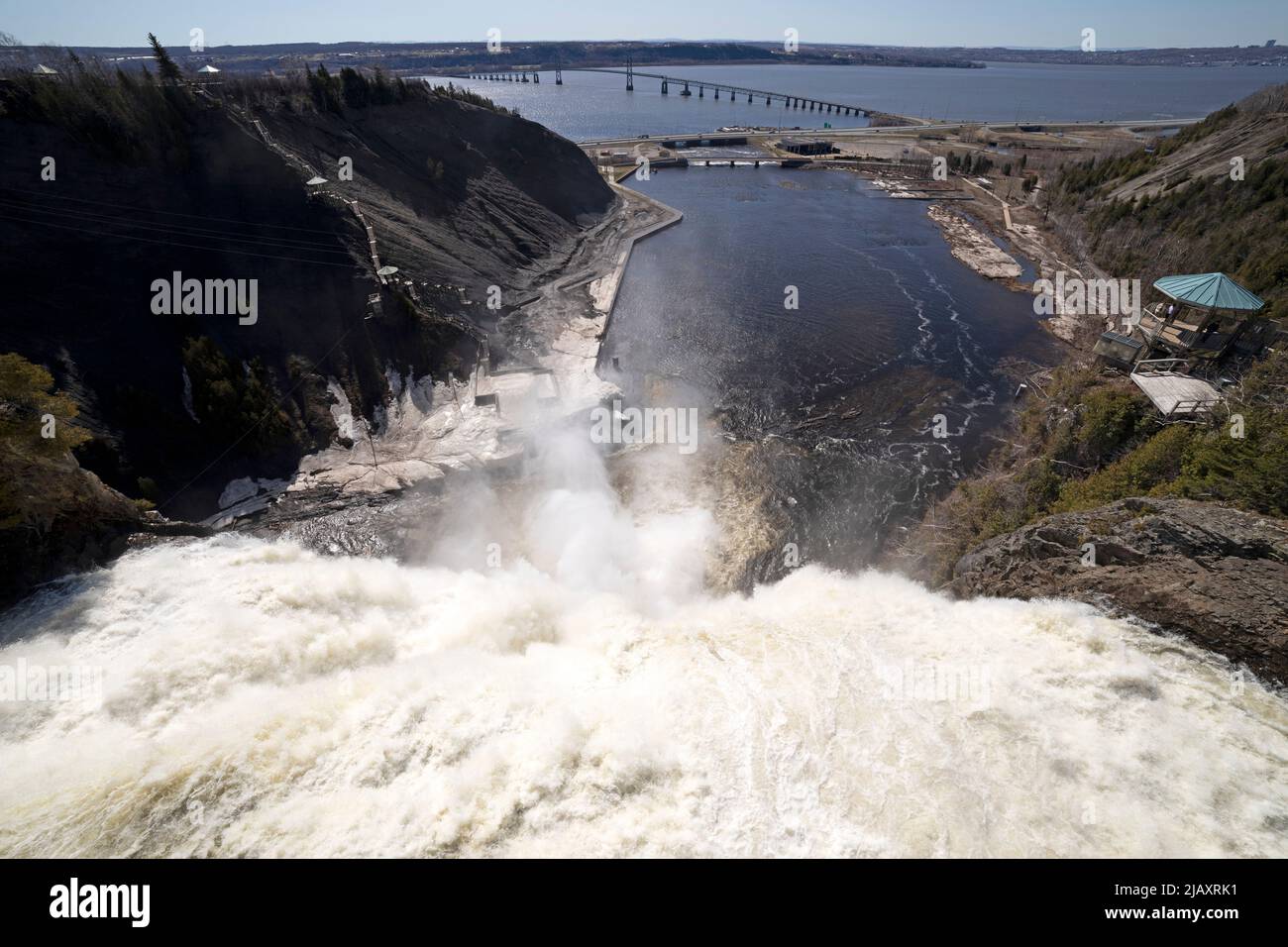 Montmorency Falls (Chute Montmorency) in der Nähe von Quebec City in Kanada. Der 83 Meter hohe Wasserfall befindet sich im Montmorency Falls Park. Stockfoto