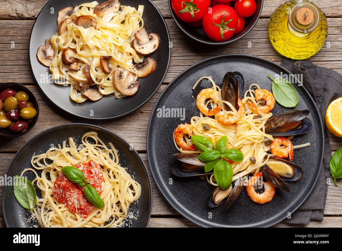 Verschiedene italienische Pasta. Meeresfrüchte, Pilze und Tomatensauce ...
