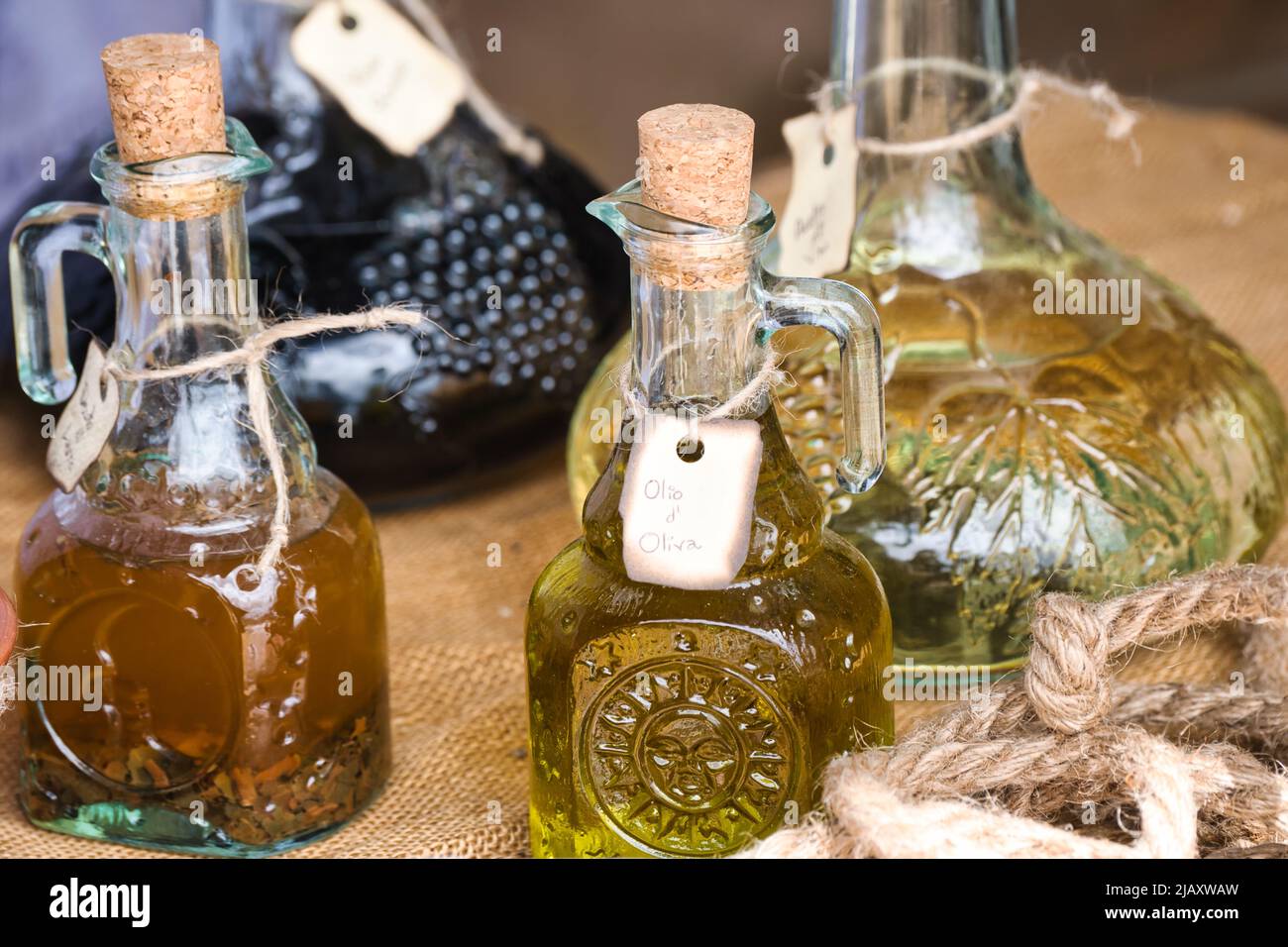 Nahaufnahme von Vintage-Flaschen mit Öl und Wein Stockfoto