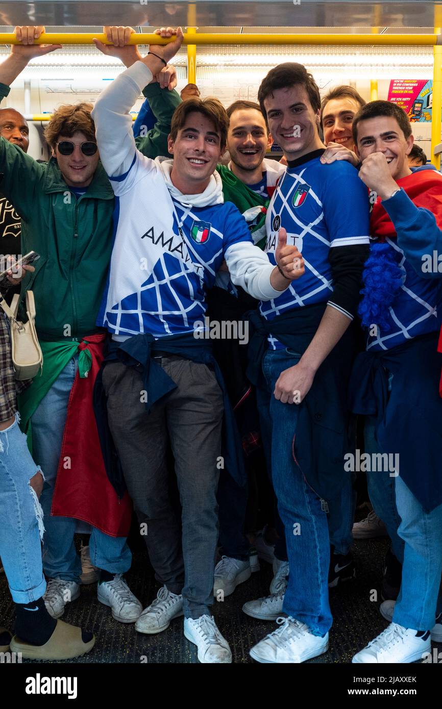 London, Großbritannien. 1. Juni 2022. Italienische Fußballfans auf einer überfüllten U-Bahn der Metropolitan Line auf dem Weg zum Wembley-Stadion, wo Italien Argentinien bei der wiederbelebten Finalissima spielen wird, einem einzigen Fußballspiel zwischen den europäischen Champions und den südamerikanischen Champions. Kredit: Stephen Chung / Alamy Live Nachrichten Stockfoto