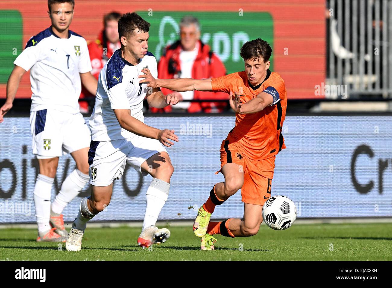 ALMERE - (lr) Nemanja Krsmanovic aus Serbien U19, Lennard Hartjes aus den Niederlanden U19 während des Qualifikationsspiel der UEFA-Europameisterschaft zwischen den Niederlanden U19 und Serbien U19 im Yanmar-Stadion am 1. Juni 2022 in Almere, Niederlande. ANP | NIEDERLÄNDISCHE HÖHE | GERRIT AUS KÖLN Stockfoto
