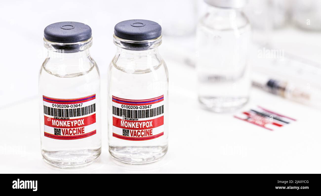 Monkeypox-Impfampullen oder -Fläschchen, epidemische Impfung, Kopierraum Stockfoto