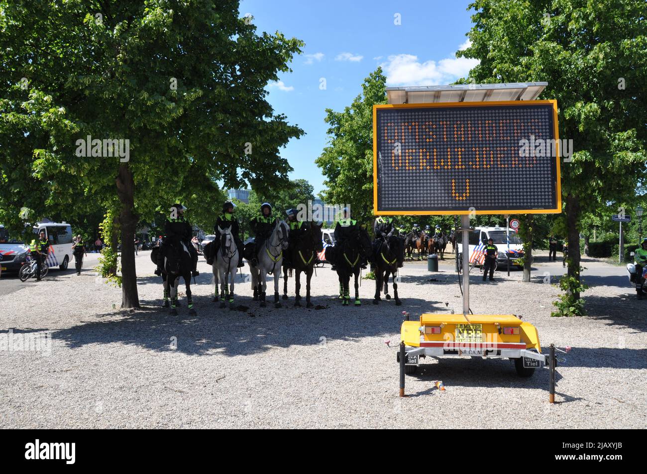 05-30-2020.Koekamp,Den Haag,Niederlande.Anti-Lockdown-Protest.aufgrund von Korona-Maßnahmen durften nur 30 Personen protestieren.Es kamen mehr Menschen hinzu, so dass die Polizei die Demonstration brach.Es gab keine Gewalt, aber 37 Personen wurden verhaftet, weil sie das Gebiet nicht verlassen hatten. Stockfoto