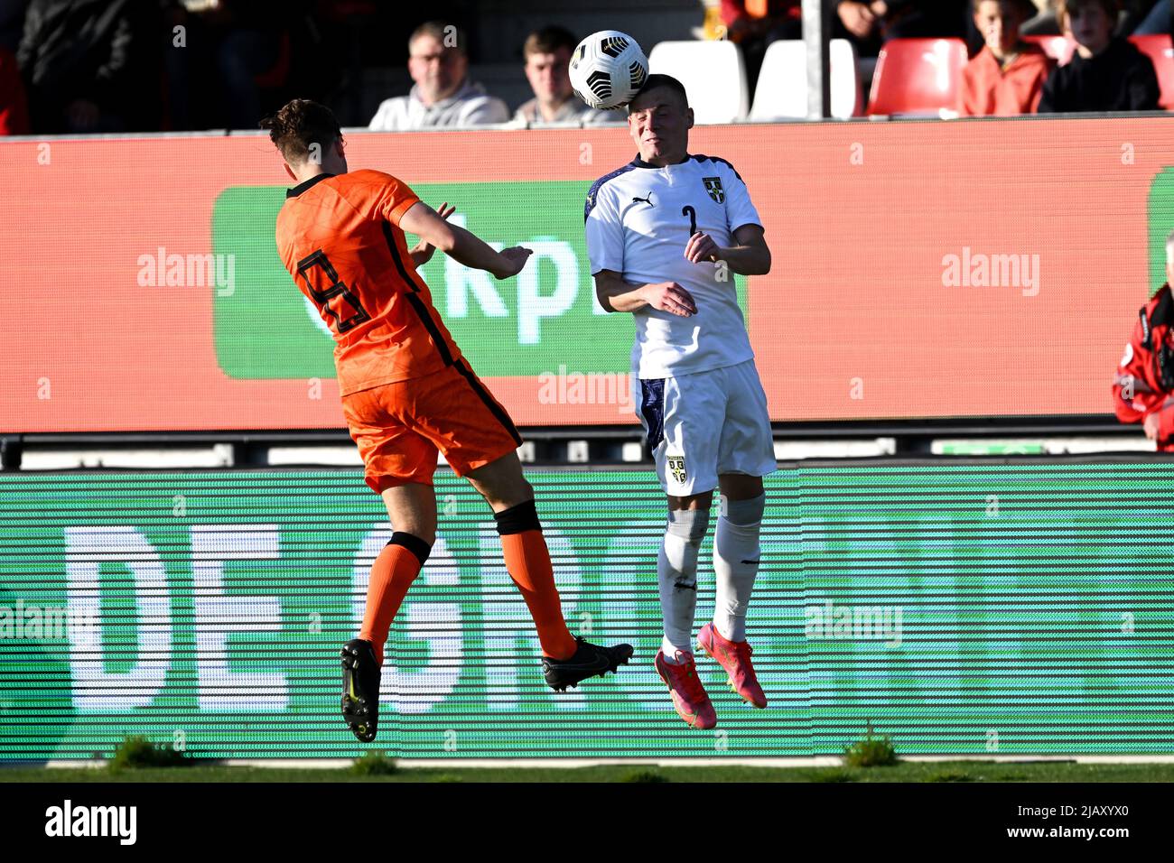 ALMERE - (lr) Mylian Jimenez aus den Niederlanden U19, Uros Lazic aus Serbien U19 während des UEFA-Europameisterschafts-Qualifikationsspiel zwischen den Niederlanden U19 und Serbien U19 im Yanmar-Stadion am 1. Juni 2022 in Almere, Niederlande. ANP | NIEDERLÄNDISCHE HÖHE | GERRIT AUS KÖLN Stockfoto