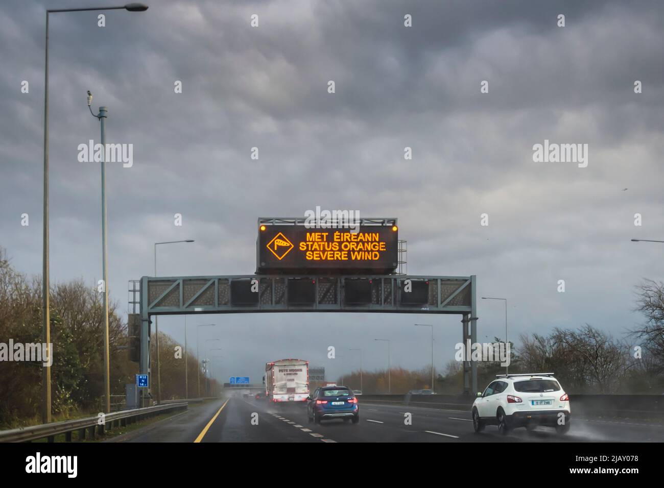 Met Eireann Wetterwarnschild über Autobahn warnt Fahrer von zu erwartenden stürmischen Wind auf der Straße. M50, Dublin. Irland. Stockfoto