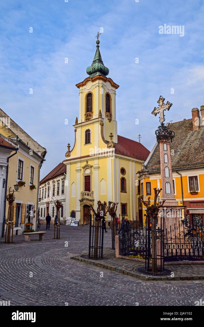 Gedenkkreuz und Glockenturm der römisch-katholischen Pfarrkirche St. John in Szentendre, einer Stadt am Flussufer im Kreis Pest, Ungarn Stockfoto
