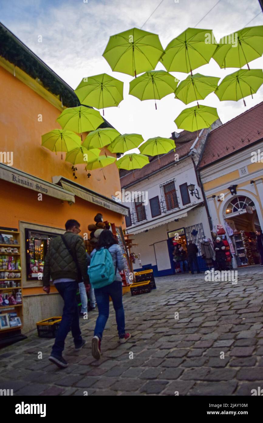 Regenschirme schmücken die Straßen von Szentendre, einer Stadt am Flussufer im Kreis Pest, Ungarn, Stockfoto