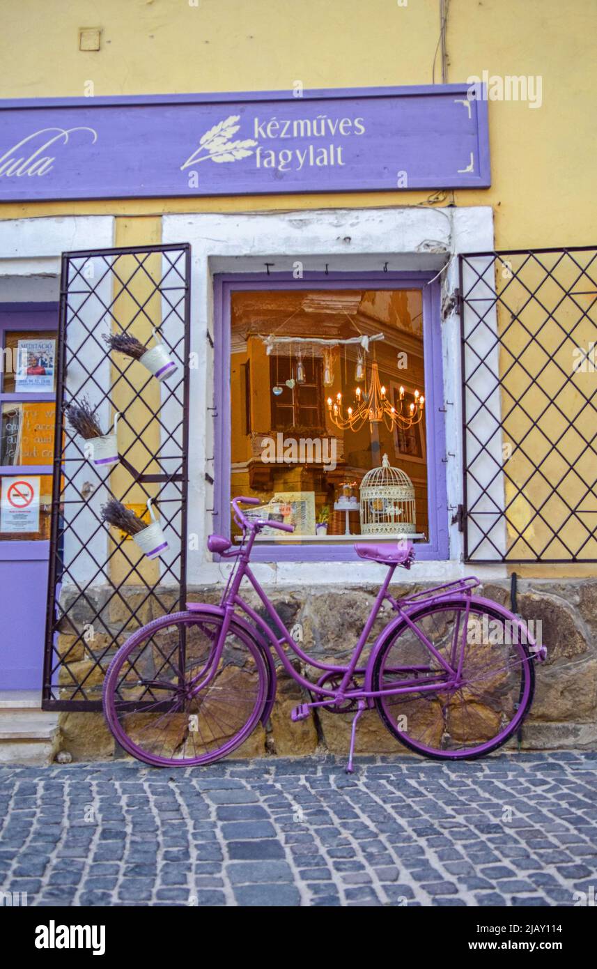 Lila Fahrrad schmückt Eisdiele in den Straßen von Szentendre, einer Stadt am Flussufer im Kreis Pest, Ungarn, Stockfoto