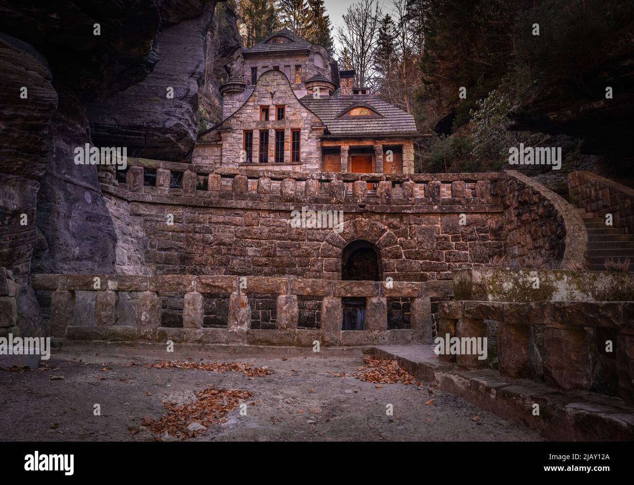 Epische alte Gaswerke, versteckt im Wald mit beeindruckenden stimmungsvollen Lichtern vom Sonnenuntergang. Dieser Ort hat einen solchen Geist. Fantasy-Haus für Elfen. Stockfoto