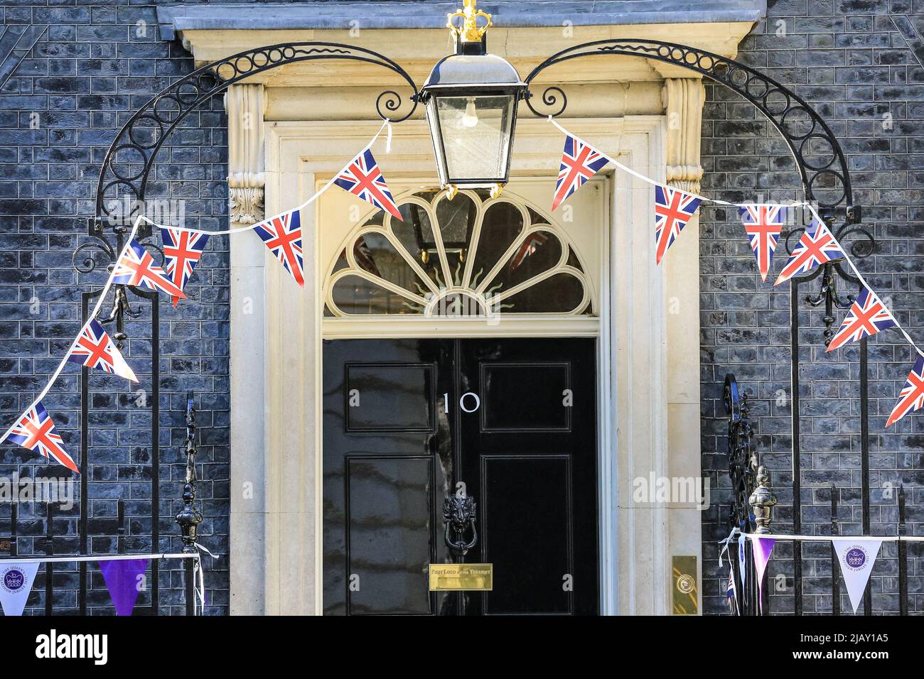 London, Großbritannien. 01.. Juni 2022. Vor den NR. 10 und NR. 11 wurden Bunting und Flaggen aufgesetzt, um das Jubiläumswochenende zu feiern und das Platin-Jubiläum der Königin zu feiern. Kredit: Imageplotter/Alamy Live Nachrichten Stockfoto