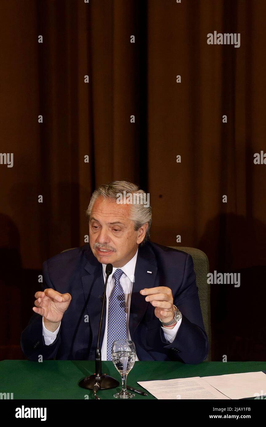 Buenos Aires, Argentinien, 1.. Mai 2022. Der Präsident der Nation Alberto Fernández beteiligte sich am Akt der Vereinigung der Industrieverbände der Argentinischen Republik zum 77.. Jahrestag der Gründung der Union der Mechanik und des alliierten Automobilverkehrs (SMATA, in spanischer Abkürzung). (Quelle: Esteban Osorio/Alamy Live News) Stockfoto