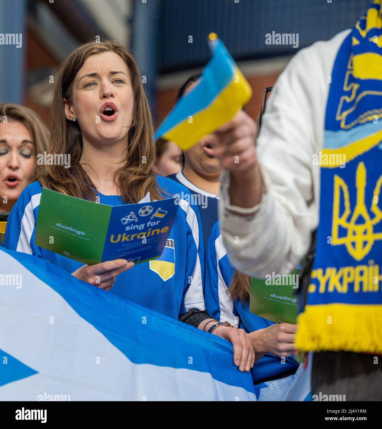 REDAKTIONELLE VERWENDUNG NUR Fußballfans von der Scottish Football Supporters Association und Mitglieder des "Voice of the Town"-Chores in Glasgow treten gemeinsam mit ukrainischen Sängern die "State Anthem of Ukraine" auf, die von der sprach-App Duolingo organisiert wird, vor dem Qualifikationsspiel der Weltmeisterschaft Schottland gegen die Ukraine im Hampden Park-Stadion in Glasgow, Schottland. Bilddatum: Mittwoch, 1. Juni 2022. Stockfoto