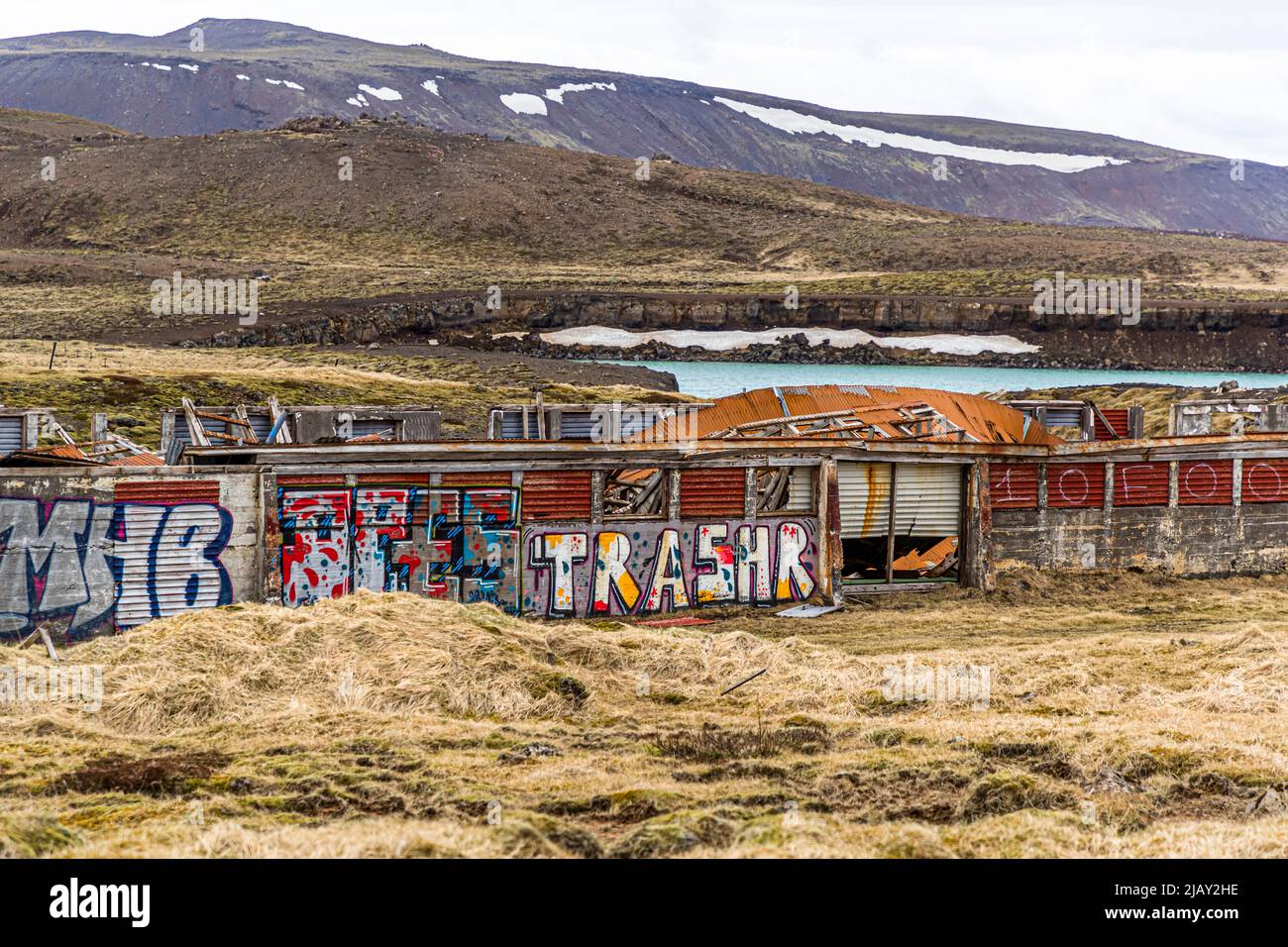 In der Nähe des Sees Gígvatnsvatn im Süden Islands zerfällt eine industrielle Ruine und bekommt immer mehr Müll-Grafitti Stockfoto
