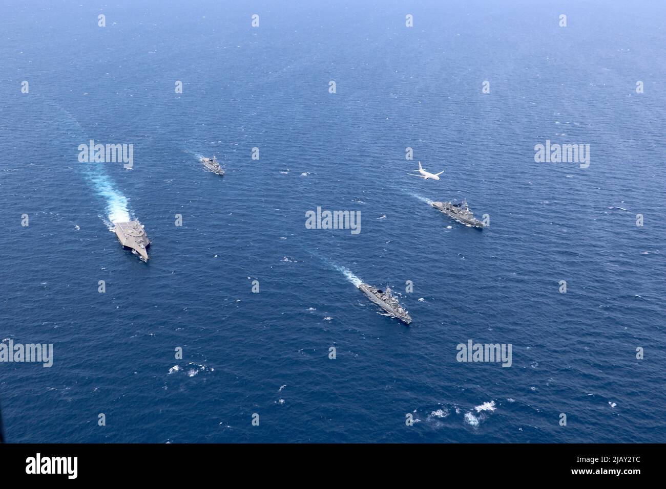 Auf See. 27.. Mai 2022. Die Royal Thai Navy Chao Phraya-Klasse Fregatten HTMS Kraburi (FFG 457), HTMS Bangpakong (FFG 456) und die Naresuan-Klasse Fregatte HTMS Naresuan (FFG 421) segeln in Formation mit dem Independence-Variant Littoral Combat Ship USS Jackson (LCS 6) Als P-8A fliegt Poseidon während der Cooperation afloat Readiness and Training (CARAT) Thailand 2022 darüber. CARAT Thailand ist eine jährliche bilaterale Marineübung zwischen der US-Marine und der Royal Thai Navy. Thailand ist seit 1995 Teil der CARAT-Übungsserie. Die inzwischen 28.-jährige CARAT-Serie besteht aus mehreren multinationalen Unternehmen Stockfoto