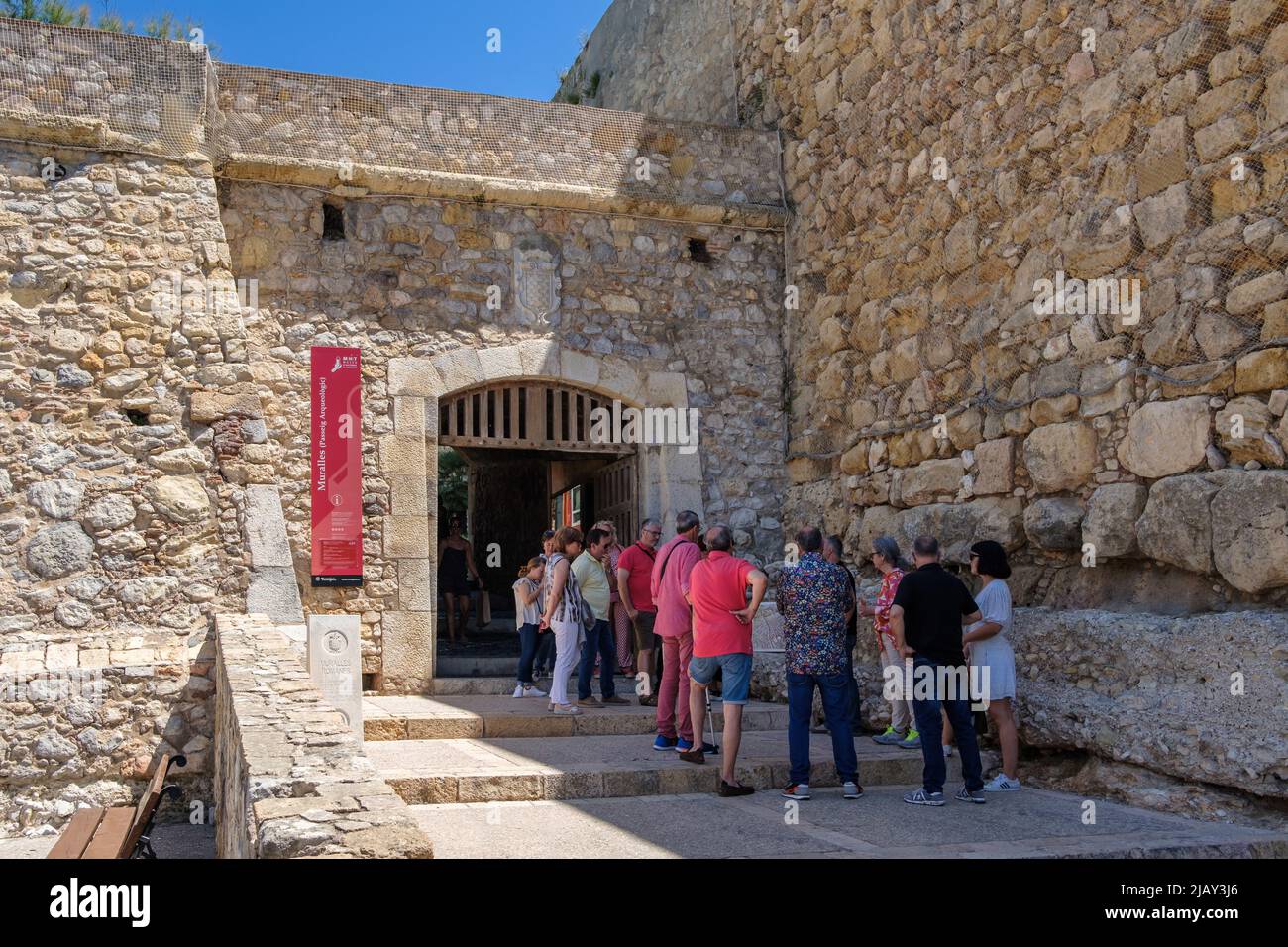 28. Mai 2022, Tarragona, Katalonien, Spanien: Touristen warten am Eingang der römischen Mauer, um die historischen Nachstellungen zu besuchen. Tarraco (heute Tarragona) hat die älteste römische architektonische Konstruktion (2. Jahrhundert v. Chr.) außerhalb Italiens. Die Wand, 6 Meter hoch und 4,5 Meter dick, war damals etwa 3.500 Meter groß. Heute sind nur noch 1.100 m Mauer und ein originelles Tor vorhanden und umgeben den alten Teil der Stadt.nach zwei Jahren der Pandemie Covid-19, in denen die Tourismuseinnahmen gesunken sind, hat die Stadt Tarragona eine Verdoppelung ihrer Kapazität für Kreuzschiffe angekündigt Stockfoto