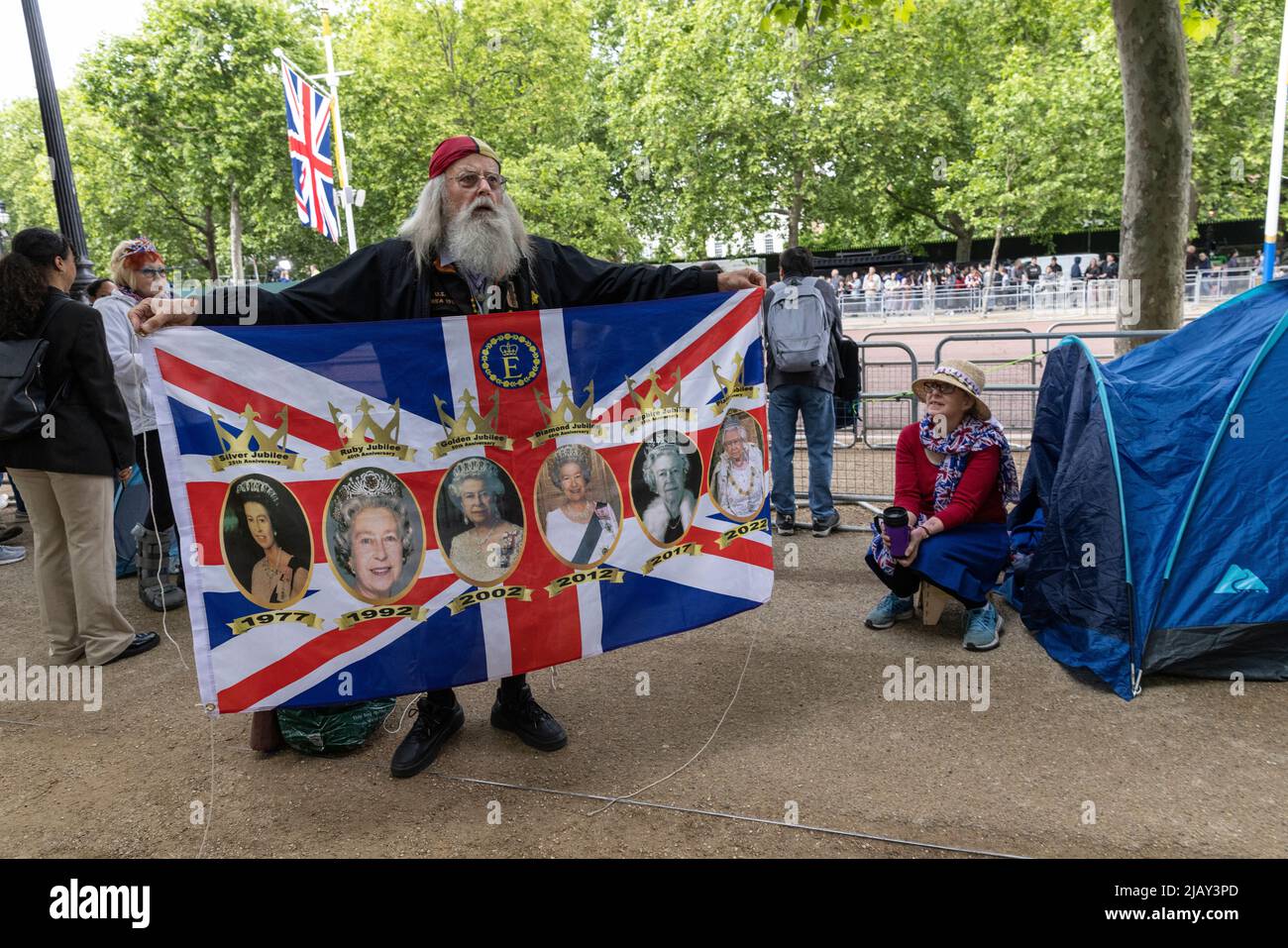 Royal-Fans warten in der Mall auf die Feierlichkeiten zum Platin-Jubiläum, London, England, Großbritannien Stockfoto
