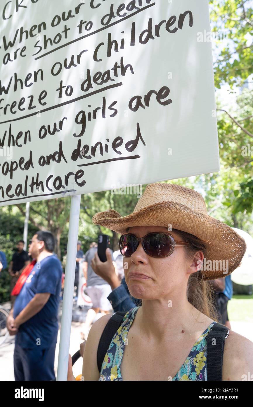 Houston, Texas, 27 2022. Mai: Die Protesterin Elizabeth Ramirez aus Pearland, Texas, steht still, als Hunderte von Demonstranten vor dem George R. Brown Convention Center am ersten Tag der jährlichen Versammlung des National Rifle Assn. (NRA) zusammenlaufen. ©Bob Daemmrich Stockfoto