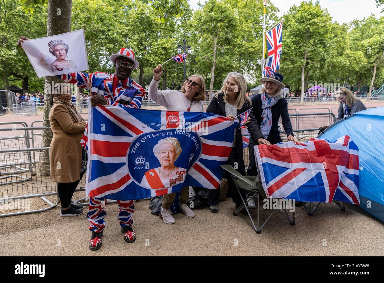 Royal-Fans warten in der Mall auf die Feierlichkeiten zum Platin-Jubiläum, London, England, Großbritannien Stockfoto