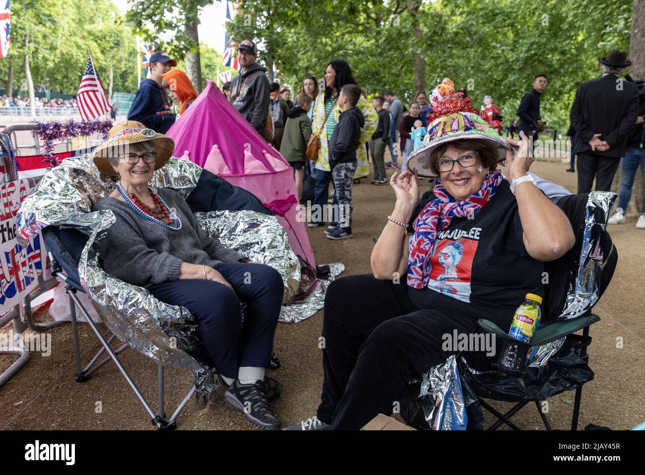 Royal-Fans warten in der Mall auf die Feierlichkeiten zum Platin-Jubiläum, London, England, Großbritannien Stockfoto