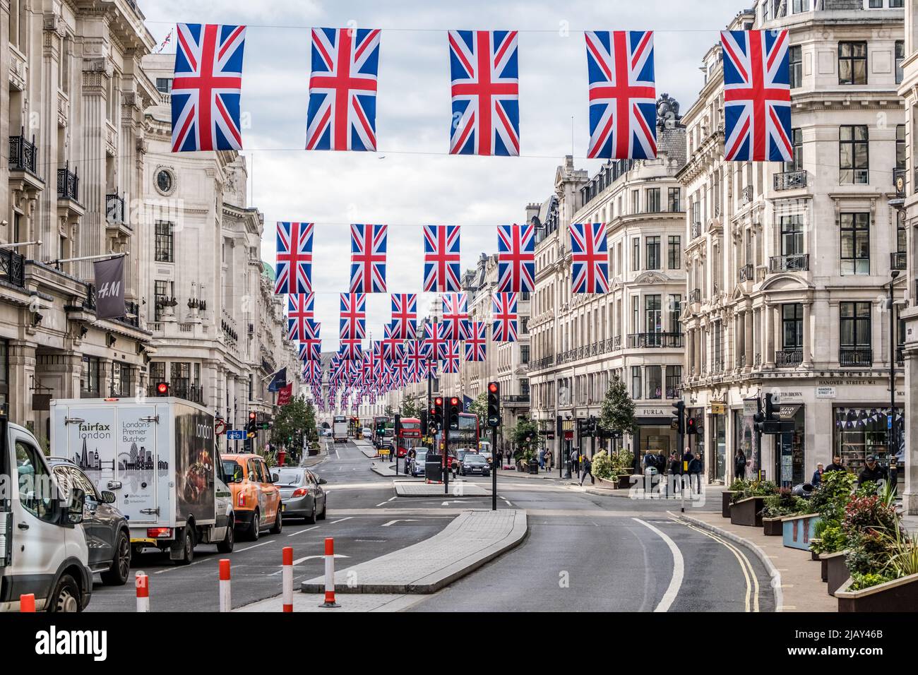 Union Jack-Flaggen hängen in der Regent Street, London, für das Platinum Jubilee 2022 der Queen. Stockfoto