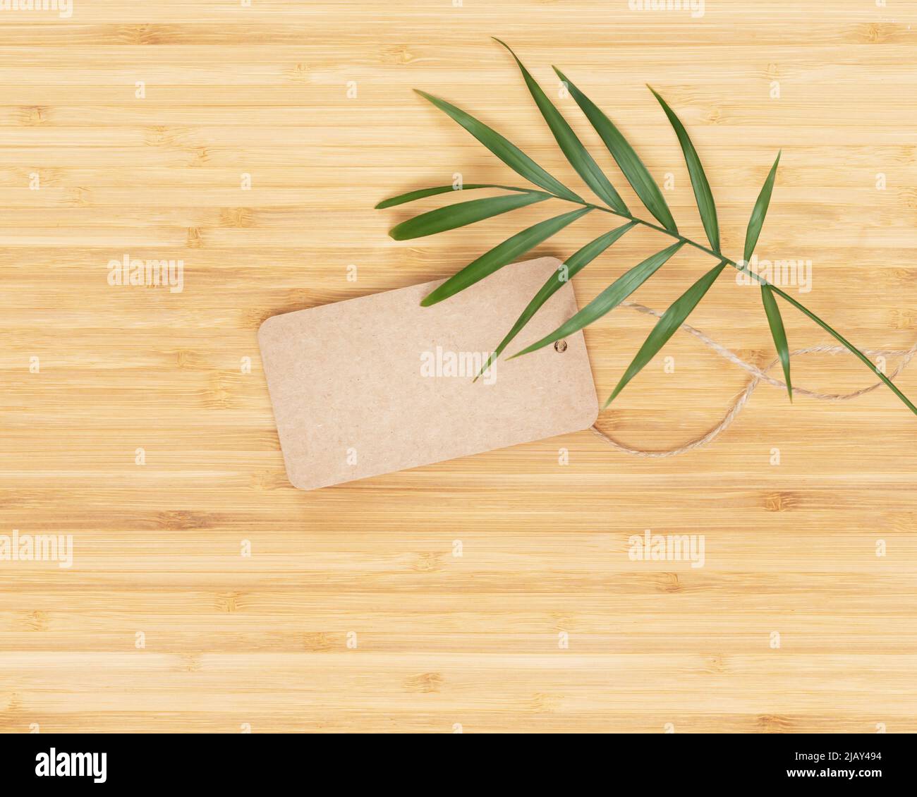 Umweltfreundlicher Hintergrund mit leerem Craft Label Stockfoto