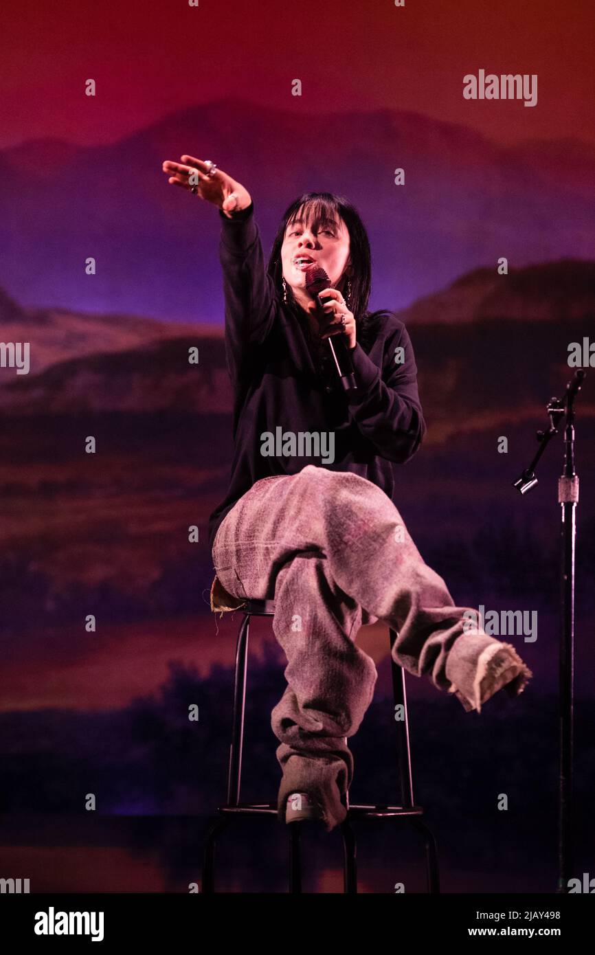 Bonn, Deutschland. 01.. Juni 2022. Popstar Billie Eilish singt auf der Bühne. Die Musikerin gab vor Beginn ihrer Europa-Tournee ein akustisches Konzert bei Telekom Electronic Beats. Quelle: Marius Becker/dpa/Alamy Live News Stockfoto
