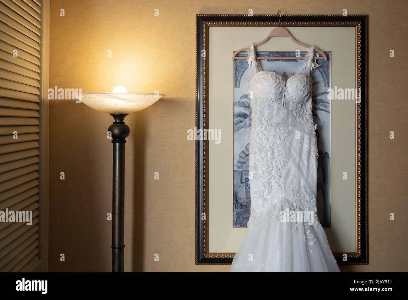 Weißes Hochzeitskleid für Braut Stockfoto