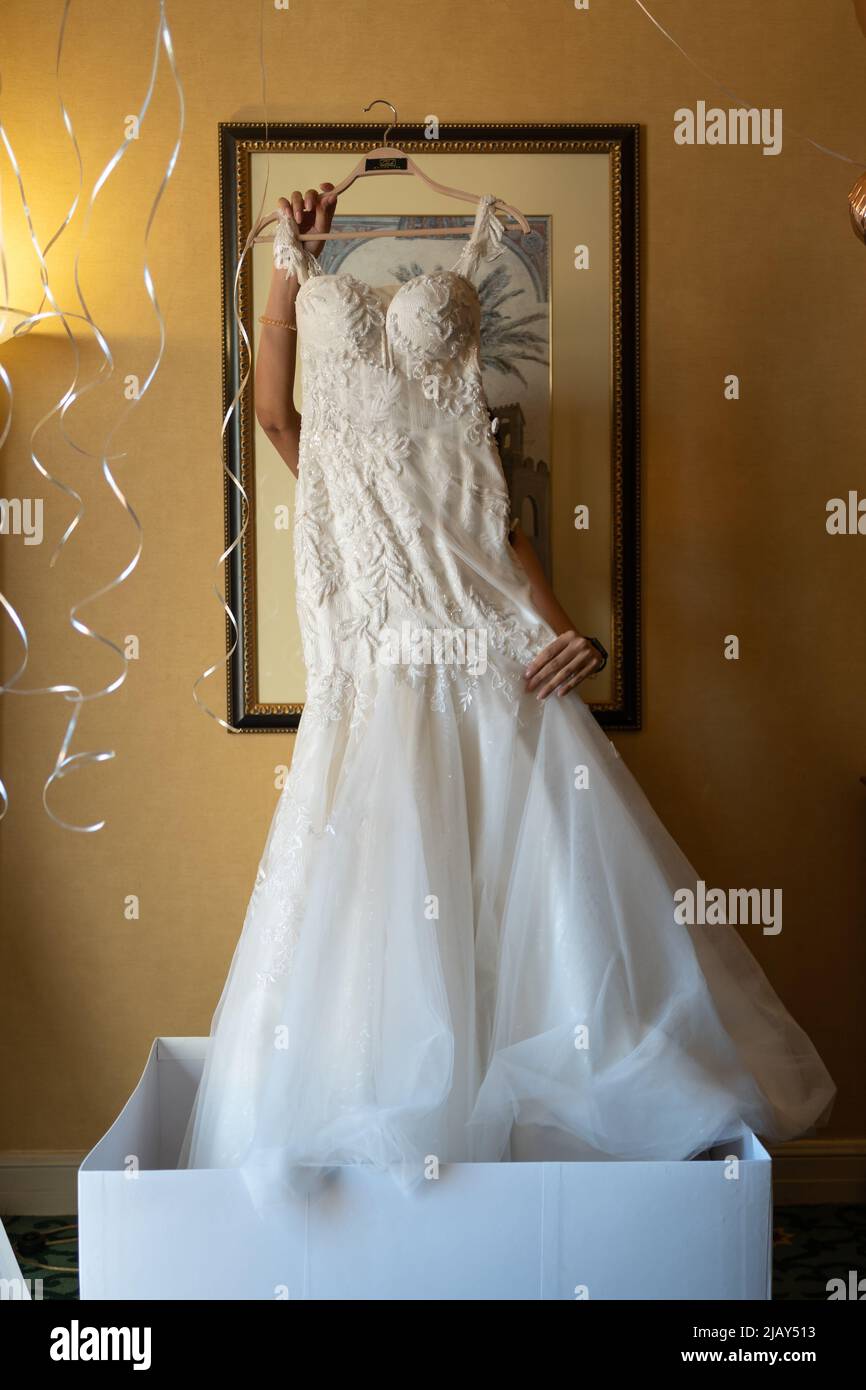 Weißes Hochzeitskleid für Braut Stockfoto