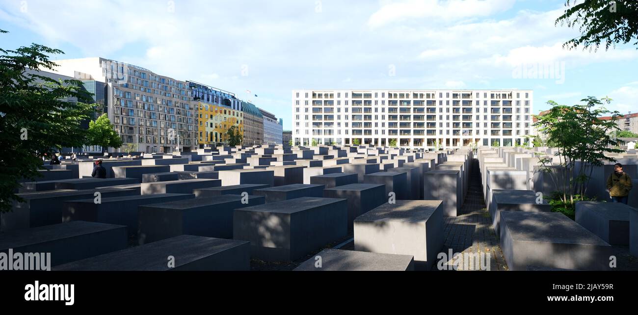 Berlin, 27. Mai 2022, Blick auf das Denkmal für die ermordeten Juden Europas von Peter Eisenmann mit den Gebäuden in der Behrenstraße Stockfoto