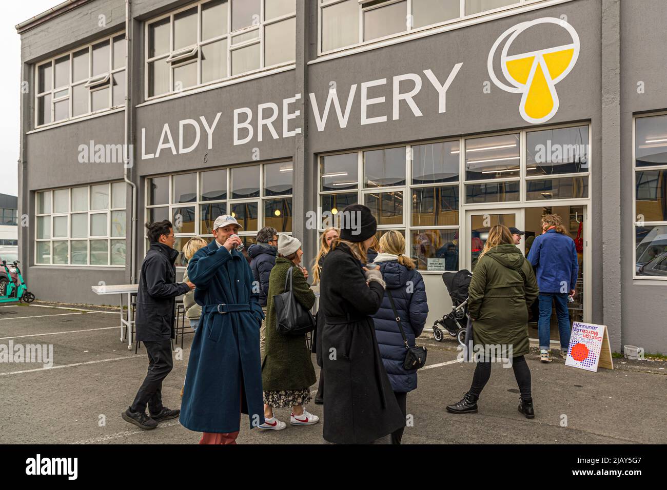 Lady Brewery-Partys mit Designern in Reykjavik, Island. Design March in Reykjavik ist Islands wichtigstes Designfestival, das Teilnehmer und Gäste mit fortschrittlichem Design und Innovation zusammenbringt. Lady Brewery Braut seit mehreren Jahren das Festival-Bier Stockfoto