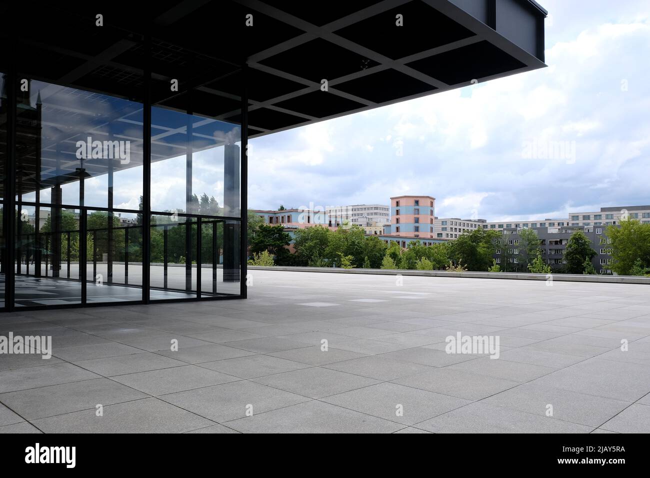 Berlin, 30. Mai 2022, Blick von der Terrasse der Neuen Nationalgalerie auf das (Sozialwissenschaftliche Forschungszentrum Berlin). Berlin. Stockfoto