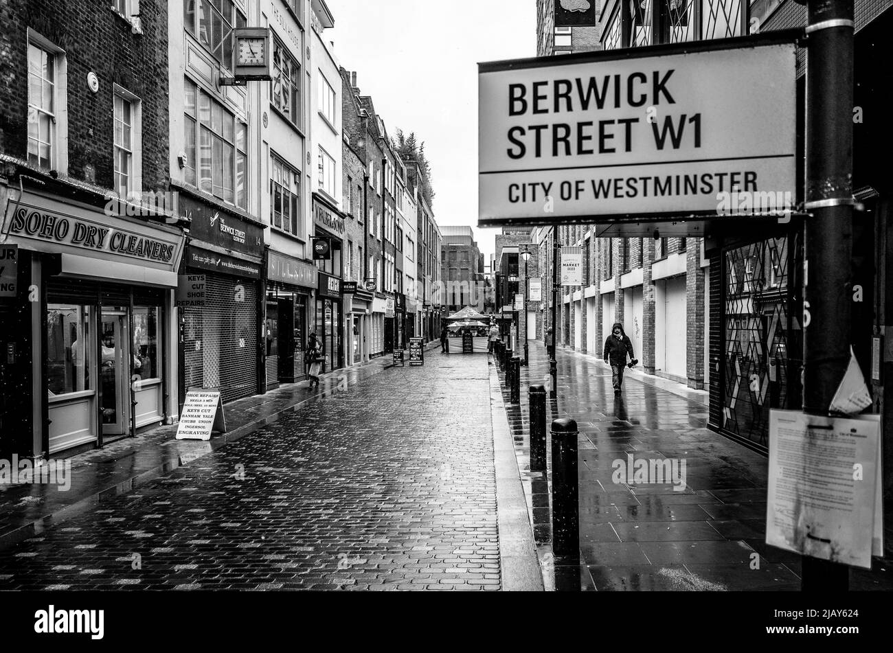 Berwick Street an einem regnerischen Tag im Londoner Stadtteil Soho, während der Sperre. Schwarz-Weiß-Straßenfotografie Stockfoto