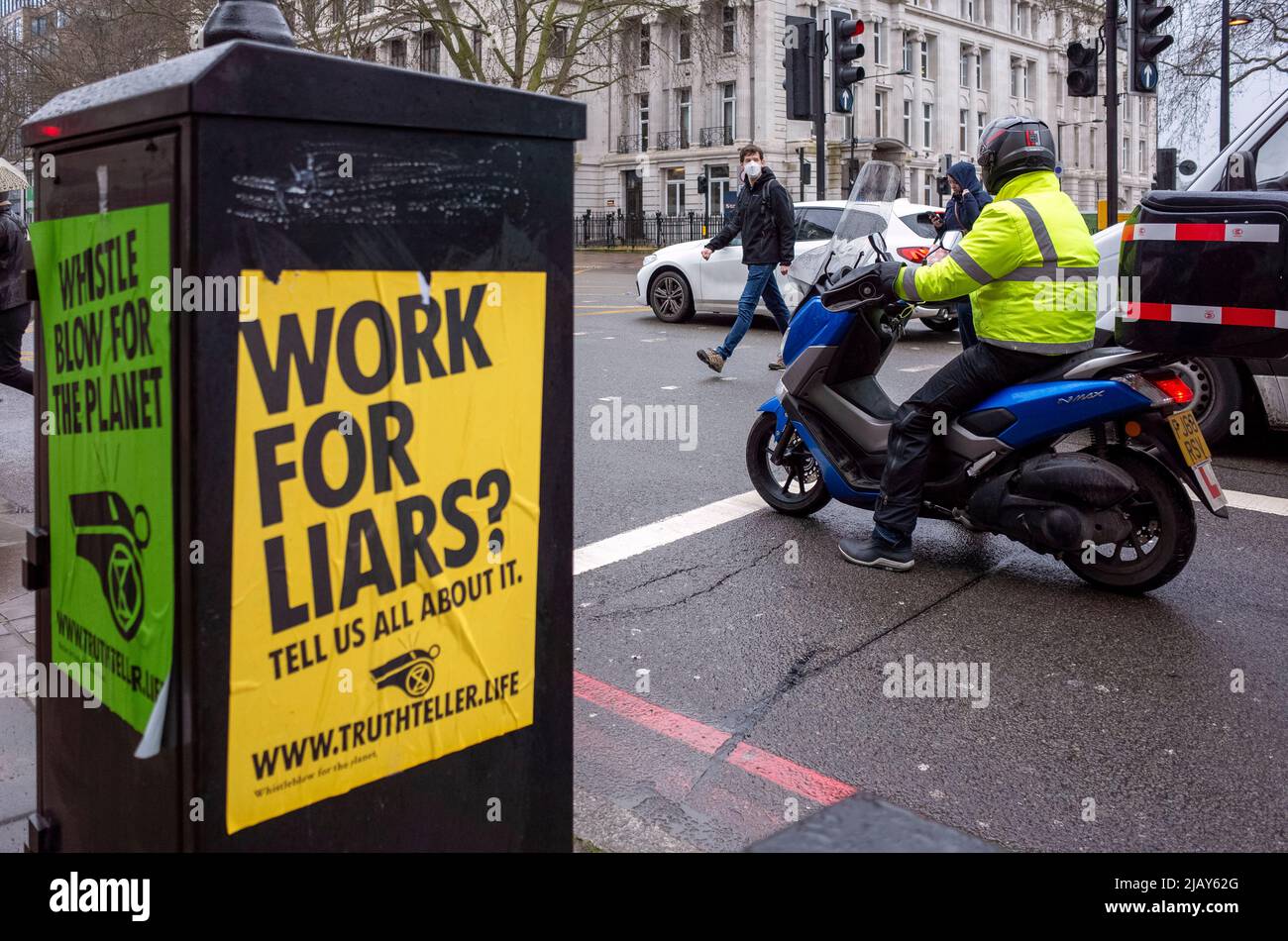 „Arbeit für Lügner“-Werbeplakat auf der Euston Road im Zentrum von London, 2021. Stockfoto