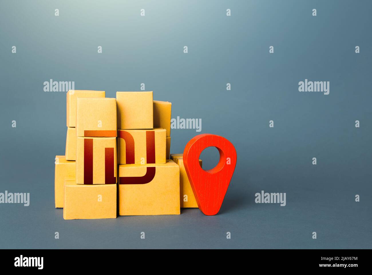 Boxen mit israelischem Schekel-Symbol und roter Positionsnadel. Inländischer Hersteller. Lieferverteilung der Waren. Transport Lieferung Logistik, Manag Stockfoto