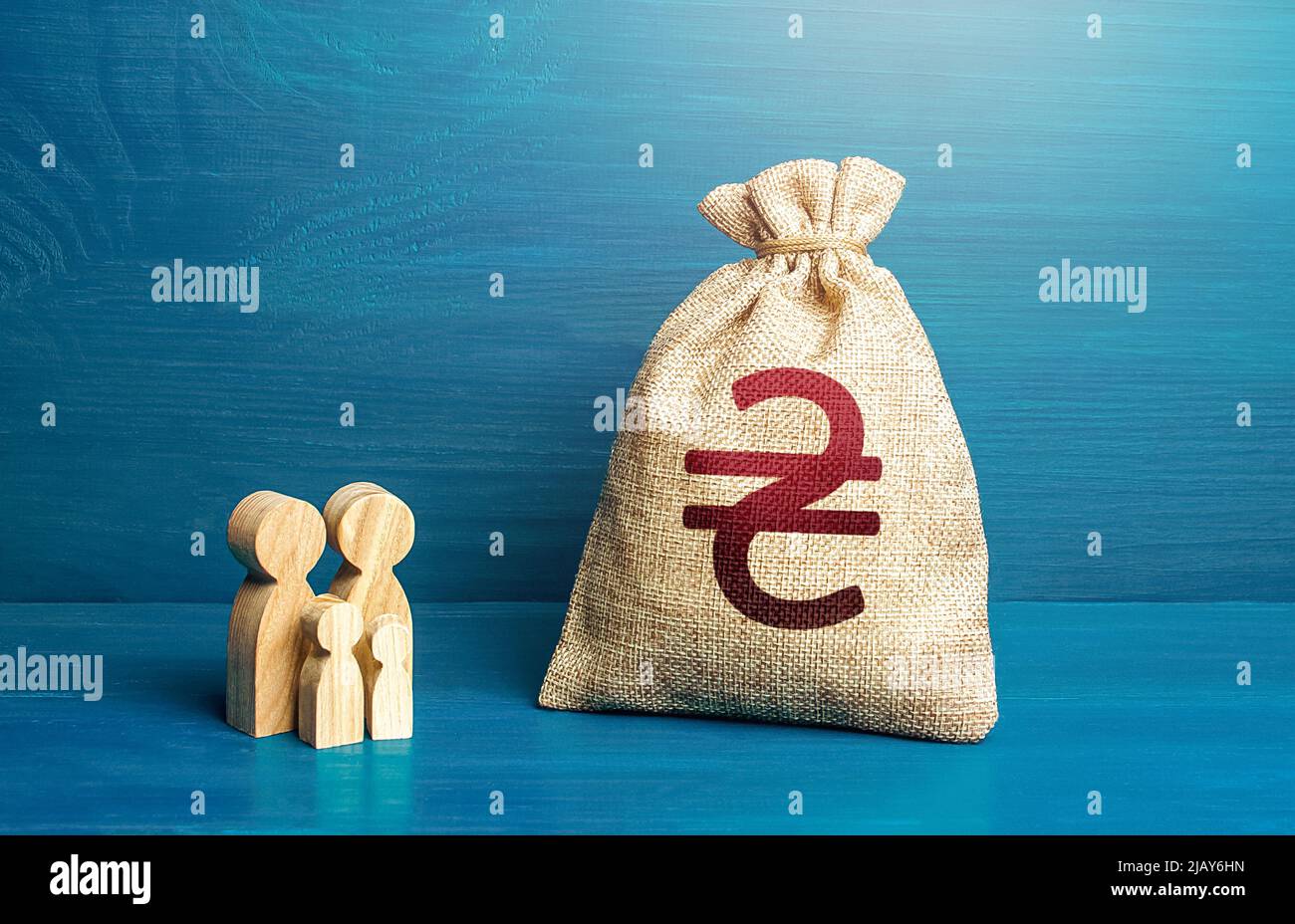Figurines of a family and a bag of money Ukrainian hryvnia. Financial and humanitarian assistance to refugees and war affected ukrainians. Family budg Stockfoto