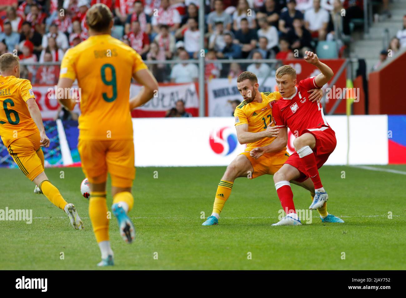 Breslau, Polen, 1.. Juni 2022. UEFA Nations League Group A4 Spiel zwischen Polen (rote Hemden) und Wales (gelbe Hemden) in der Tarczynski Arena in Breslau, Polen Bild: #7 Adam Buksa, #17 Rhys Norrington-Davies © Piotr Zajac/Alamy Live News Stockfoto