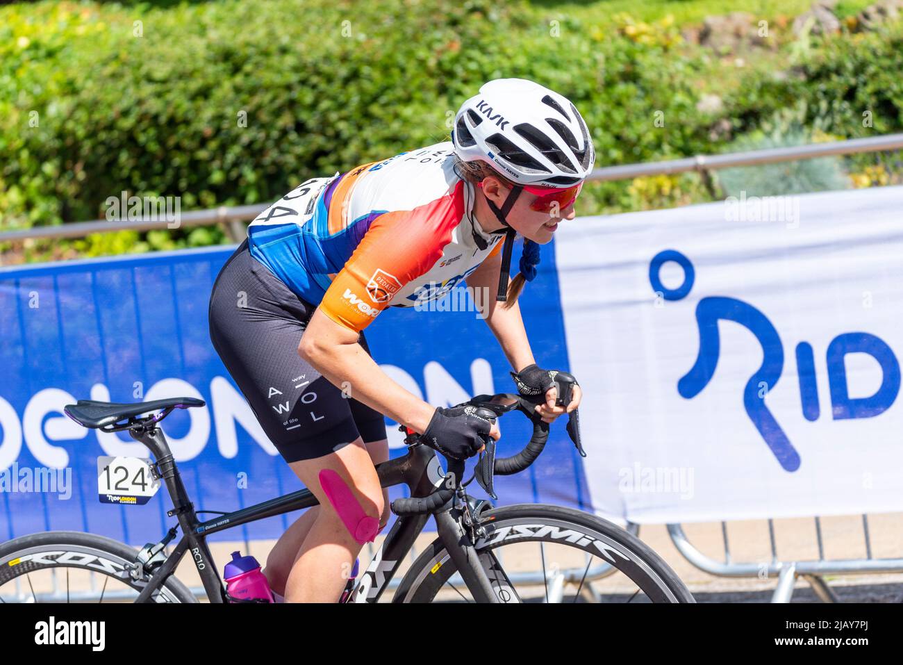 Connie Hayes vom Team AWOL O'Shea beim RideLondon Classique Radrennen Etappe 1 in Maldon, Essex, Großbritannien. Klettern Auf Dem Market Hill Stockfoto