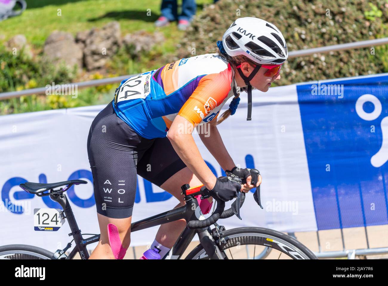Connie Hayes vom Team AWOL O'Shea beim RideLondon Classique Radrennen Etappe 1 in Maldon, Essex, Großbritannien. Klettern Auf Dem Market Hill Stockfoto