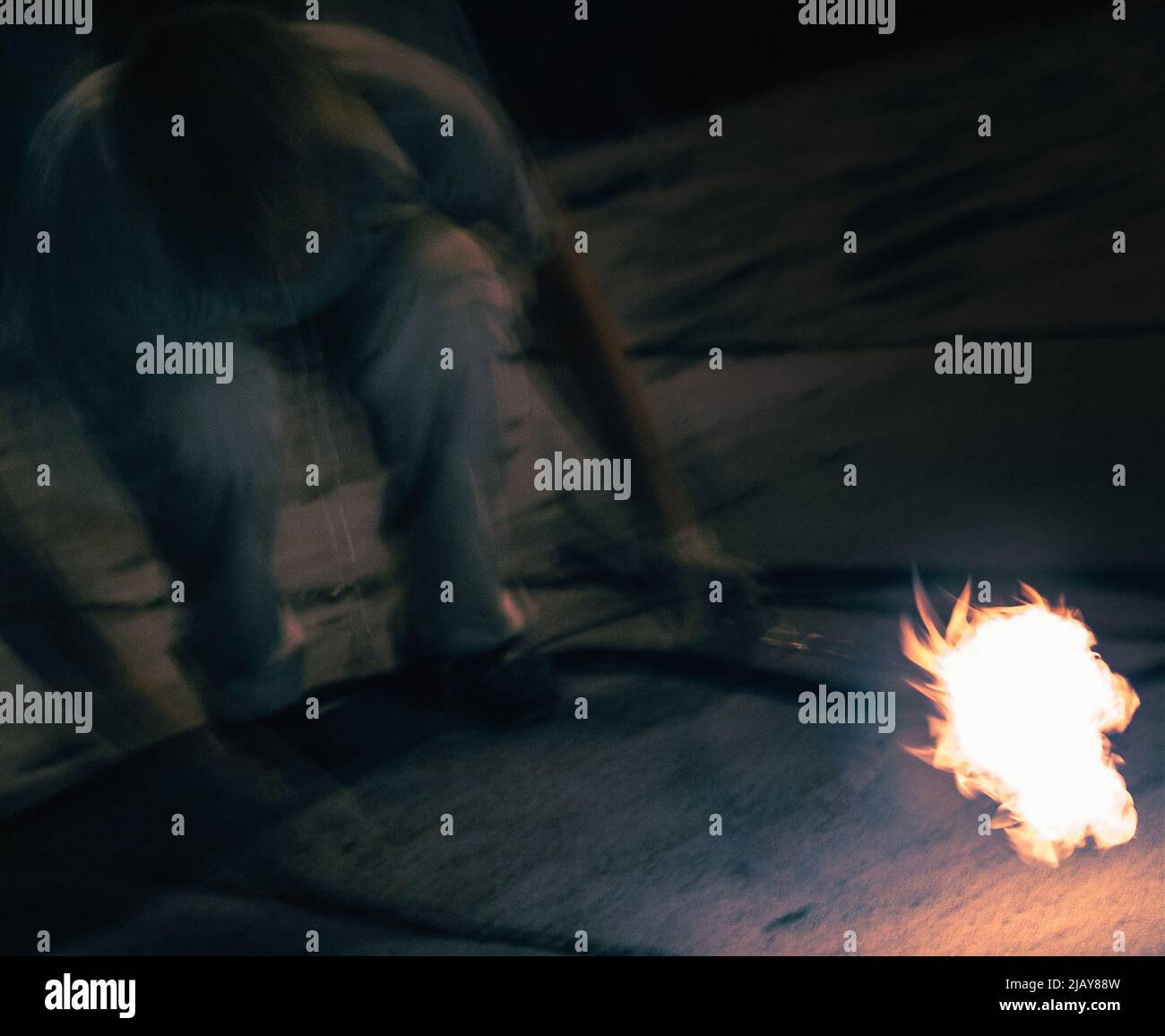 Nächtliches Spielen mit Feuer (Weichfokus) Stockfoto