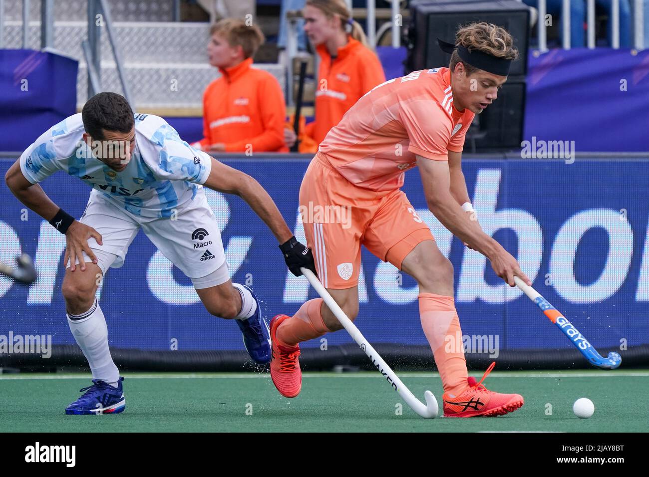 MALDEN, NIEDERLANDE - 1. JUNI: Nicolas della Torre aus Argentinien fordert Derck de Vilder aus den Niederlanden während des FIH Pro League-Spiels zwischen den Niederlanden und Argentinien im Sportkomplex De Kluis am 1. Juni 2022 in Malden, Niederlande (Foto: Jeroen Meuwsen/Orange Picters) Stockfoto