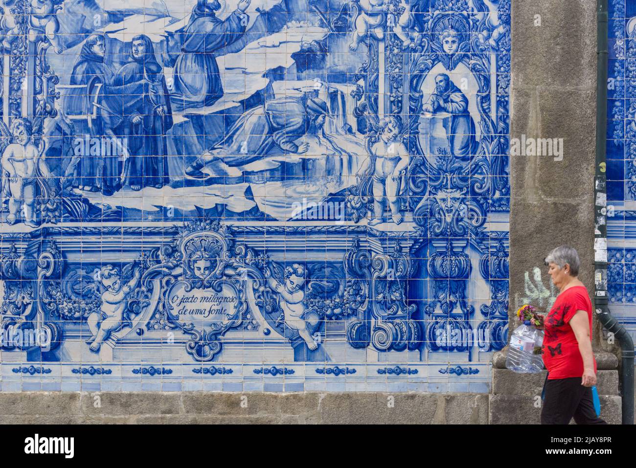 Porto, Portugal 05 09 2016 : die Wände sind mit Azulejos der Capela das Almas bedeckt, was bedeutet, dass die Kapelle der Seele, auch Kapelle der Heiligen Katharina genannt, gemeint ist Stockfoto