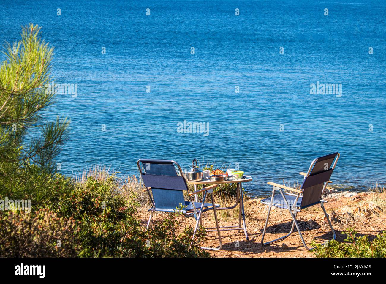 Frühstückstisch am Strand aufgestellt. Camping ist hier gemacht. An einem Sommermorgen. Lage Cunda Island. Stockfoto