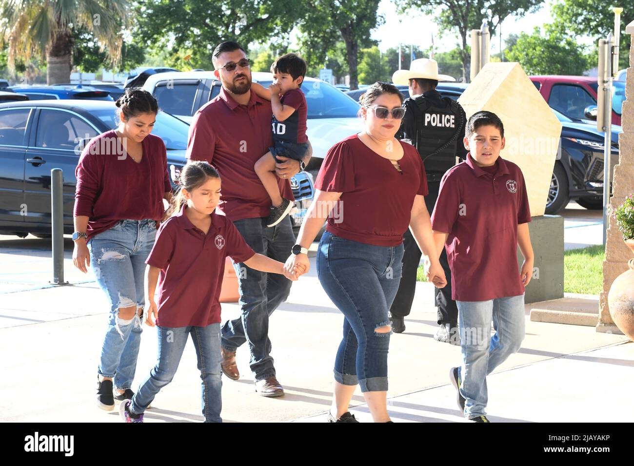 Uvalde Texas USA, 25 2022. Mai: Unter Polizeiwache kommt eine Familie aus Uvalde zu einem gemeinschaftsweiten Gedenkgottesdienst, der in einer Rodeoarena des Uvalde County abgehalten wird, nachdem ein eingefleischter Schütze am Vortag die Robb-Grundschule betrat und 21 Menschen, darunter 19 Kinder, getötet hat. ©Bob Daemmrich Stockfoto