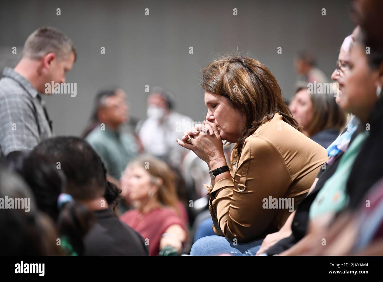Uvalde Texas USA, 25 2022. Mai: Kim Stary von Uvalde betet während eines gemeinschaftsweiten Gedenkgottesdienstes in einer Rodeoarena im Uvalde County, einen Tag nachdem ein Schütze die Robb-Grundschule betreten hatte und 19 Schüler und zwei Lehrer getötet hatte. ©Bob Daemmrich Stockfoto