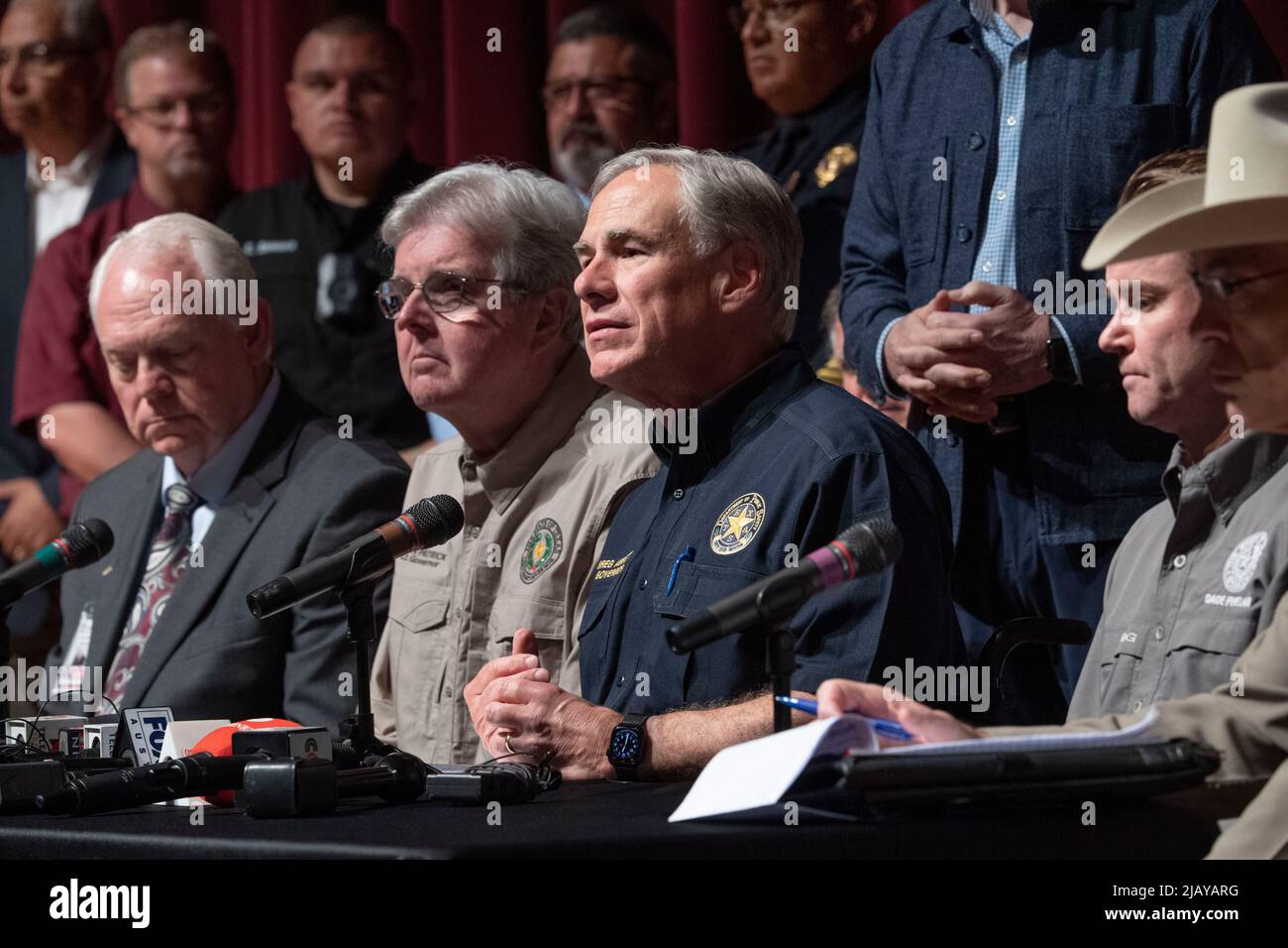 Uvalde Texas USA, 25 2022. Mai: Texanische Staatsbeamte, darunter Gouverneur GREG ABBOTT (in blauem Hemd), halten einen Tag nach dem Eintritt eines 18-jährigen Schützen in die Robb-Grundschule eine Pressekonferenz an der Uvalde High School ab und töteten 19 Schüler und zwei Lehrer. Von links sitzen Uvalde Schulinspektor Hal Harrell, Texas LT. Gov. Dan Patrick, Gouverneur Abbott und Texas, Sprecher des Repräsentantenhauses, Dade Phelan. ©Bob Daemmrich Stockfoto